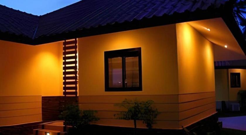 Tanisa Resort Chumphon Exterior photo