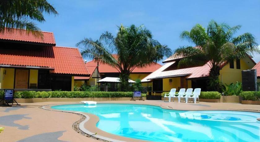 Tanisa Resort Chumphon Exterior photo
